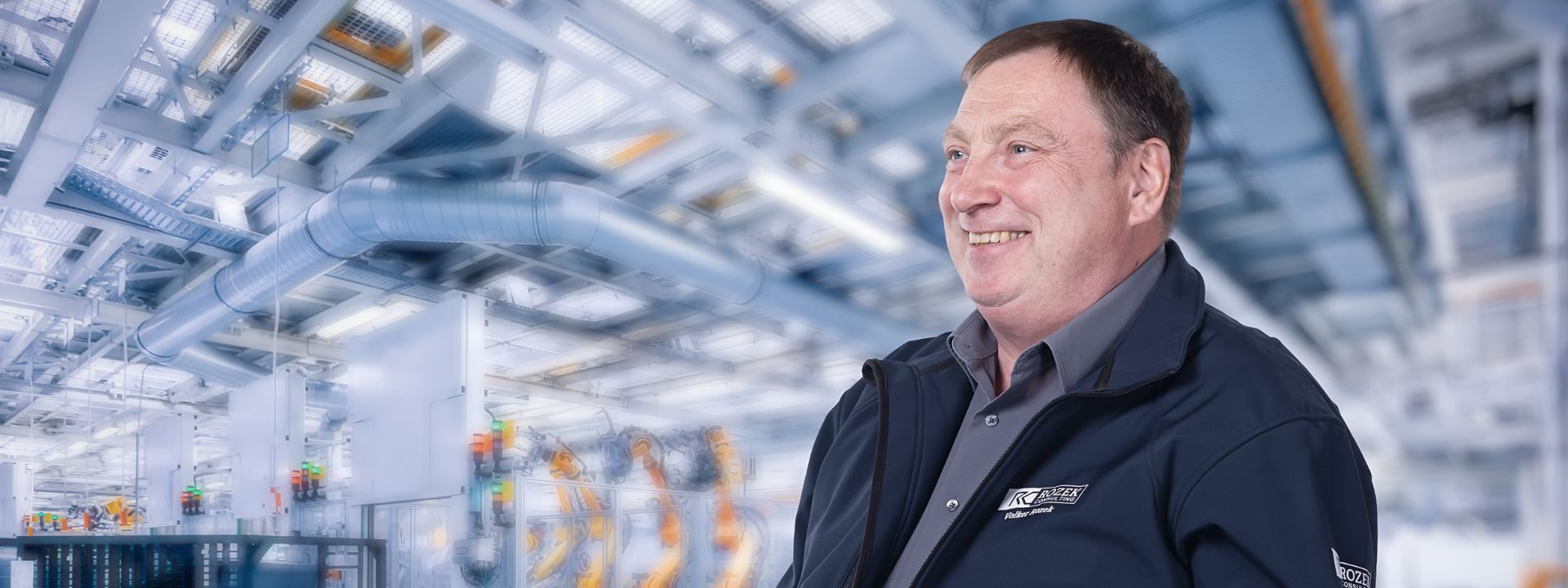 Volker Rozek von Rozek Consulting in einer industriellen Produktionsumgebung als Symbol für Prozessoptimierung und Lean Management.