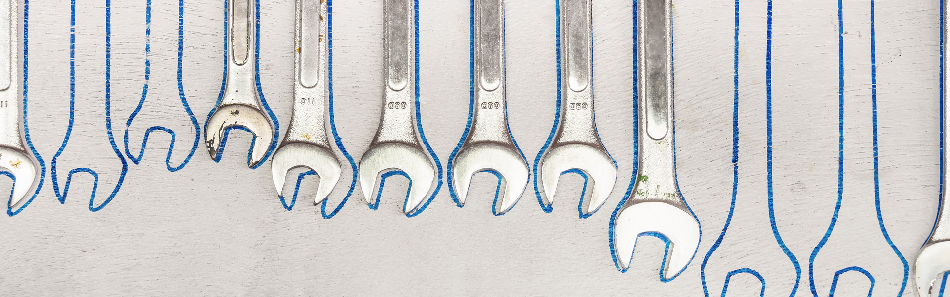 Sauber sortierte Maulschlüssel in passgenauen, blau markierten Umrissen – Symbolbild für standardisierte Arbeitsplätze nach der 5S-Methode